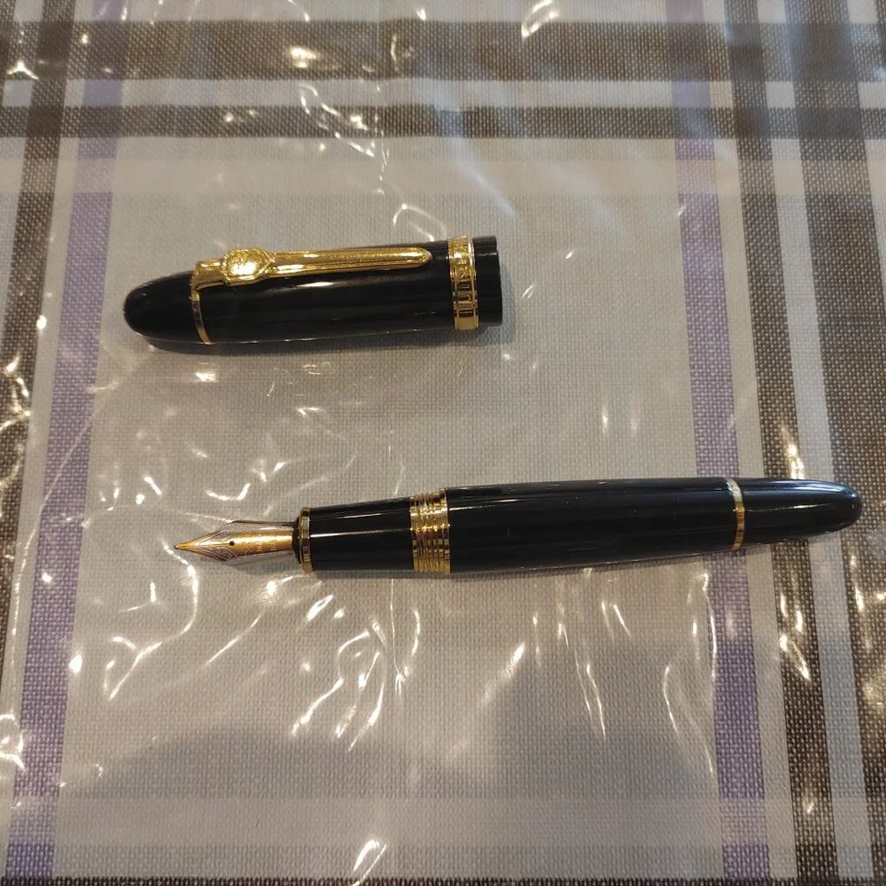 Fountain Pen color: Black and Gold